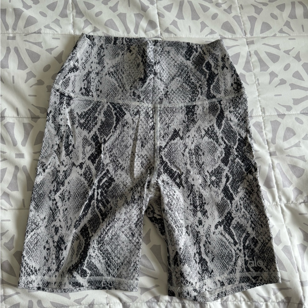 Alo yoga bike shorts